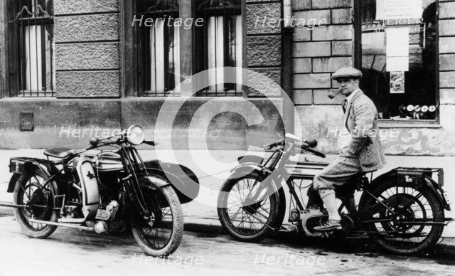 A man on a Norton bike, Model 16H 490cc SV, 1924. Artist: Unknown
