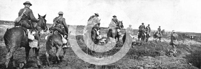 'Sur le front occidental: la prise de la Crete de Vimy; La cavalerie legere canadienne..., 1917. Creator: Unknown.