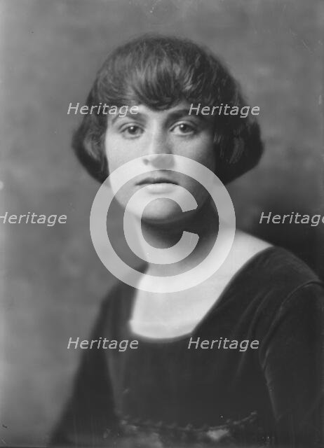 Miss Evelyn Barbee, portrait photograph, 1918 Apr. 26. Creator: Arnold Genthe.