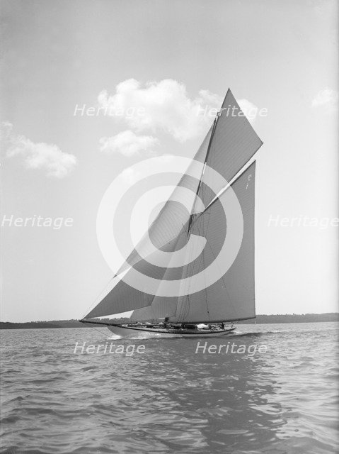 The 19-metre class 'Mariquita' sailing close-hauled, 1910. Creator: Kirk & Sons of Cowes.