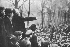 'La Nouvelle Europe; la guerre civile a Berlin; Liebknecht harangue la foule massee "Sous...',1918. Creator: Unknown.