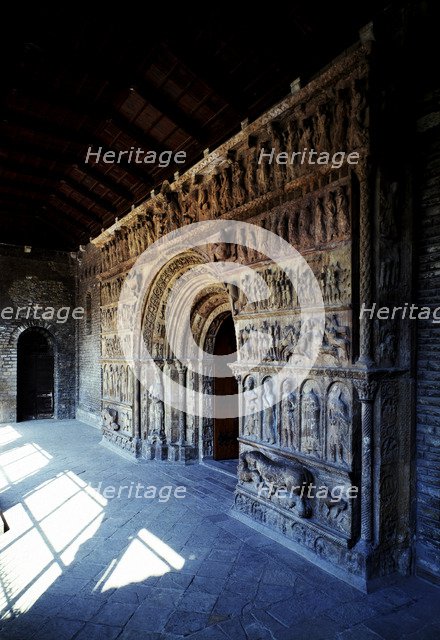 Façade shaped as a triumph arch, with Romanesque sculptures representing bible scenes, in the Mon…