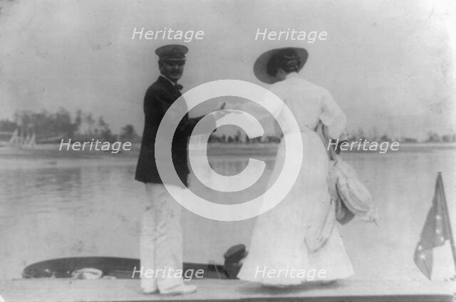 Man assisting woman into boat, Oyster Bay, Long Island, N.Y., 1905. Creator: Frances Benjamin Johnston.