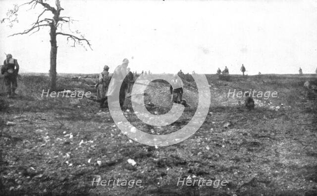 'La bataille de Champagne; La premiere vague, apres avoir franchi la premiere ligne..., 1915 (1924). Creator: Unknown.