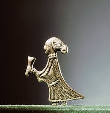 Pendant representing a Valkyrieoffering a horn.