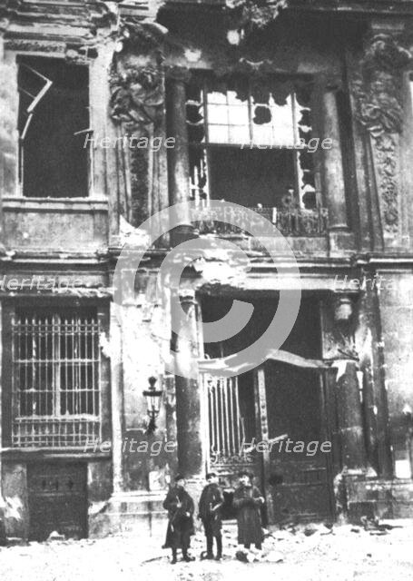 'La Nouvelle Europe; la guerre civile a Berlin; la porte principale du chateau royal..., 1918. Creator: Unknown.