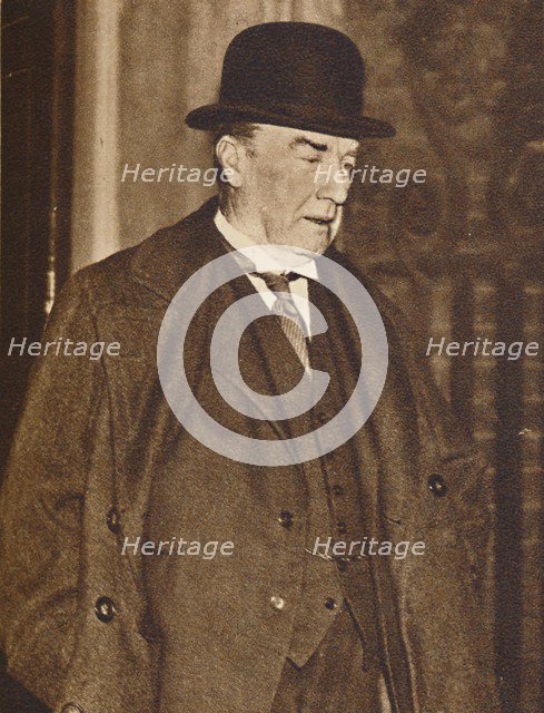 'Mr. Baldwin Leaving No. 10 to Visit King Edward at The Fort, Dec 5 1936 (1937). Artist: Unknown.