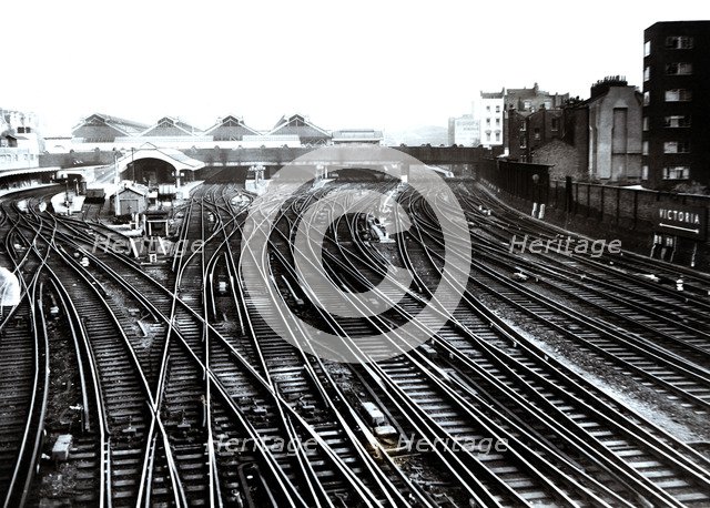 Detour and railway junction in London's Victoria Station, 1962.