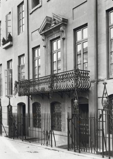 Charlotte Hunnewell Sorchan house, Turtle Bay Gardens, 228 East 49th Street, New York, 1920. Creator: Frances Benjamin Johnston.