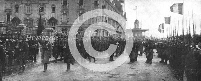 'Le deuxieme anniversaire de L'Yser; le defile du 12e de ligne belge, son glorieux..., 1916. Creator: Unknown.