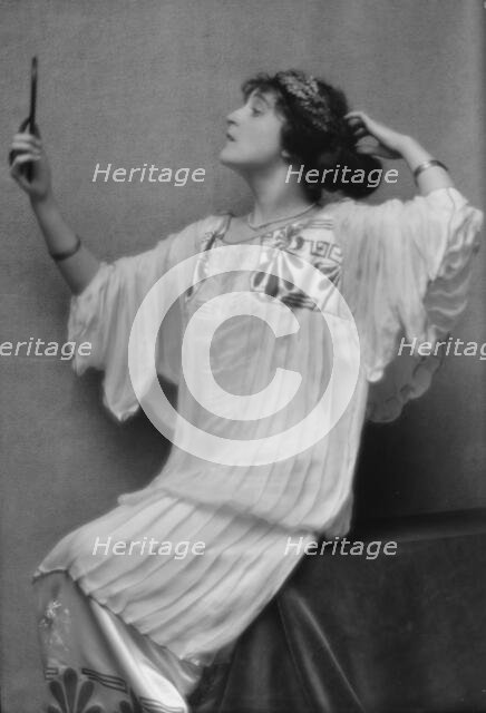 Namara-Toye, Mme., portrait photograph, 1912. Creator: Arnold Genthe.