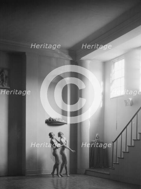 Florence Noyes dancers, between 1915 and 1918. Creator: Arnold Genthe.