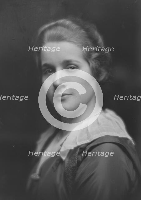 Pierce, Mary, Miss, portrait photograph, 1916 May 20. Creator: Arnold Genthe.