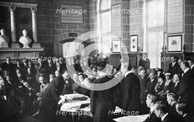 'Le retour a la paix; Au chateau de Saint-Germain, dans la salle de l'Age de Pierre, le 10..., 1919. Creator: Unknown.
