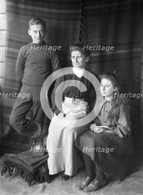 Robert Augustus Henry L'Estrange's family from left Frederick Robert L'Estrange (son)..., 1906. Creator: Robert Augustus Henry L'Estrange.