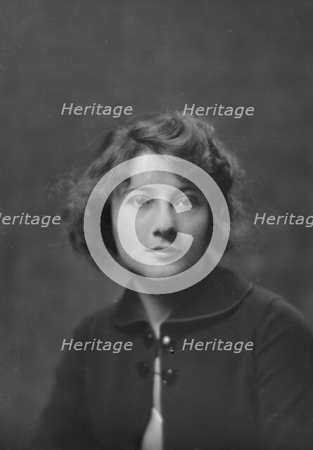 Miss Evelyn Greely, portrait photograph, 1919 Apr. 24. Creator: Arnold Genthe.