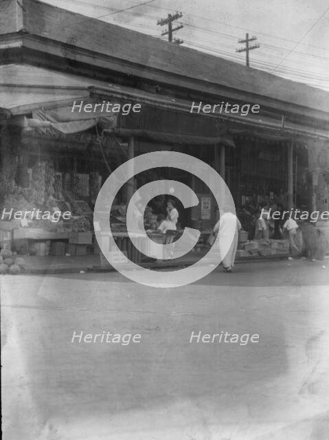 Market scene, New Orleans, between 1920 and 1926. Creator: Arnold Genthe.