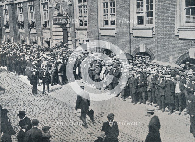 Recruits waiting outside the Central London Recruiting Depot, 1914. Artist: Unknown