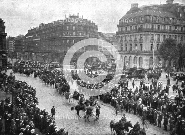 'Paris Transforme; Autobus et limousines ont ete requisitionnes', 1914. Creator: Unknown.