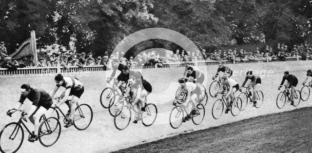 Ten miles amateur cycling championship, Herne Hill cycle track, London, 1926-1927. Artist: Unknown