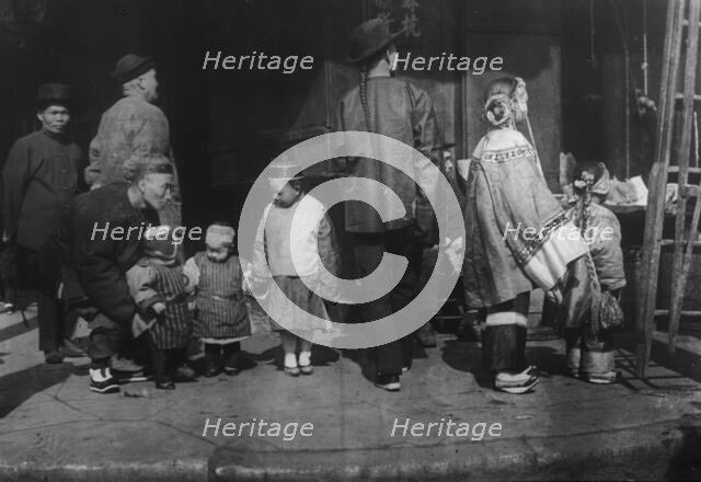The children's hour, Chinatown, San Francisco, between 1896 and 1906. Creator: Arnold Genthe.