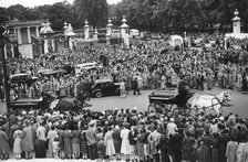 Crowds gathered outside Buckingham Palace a few days before the coronation, 1953. Artist: Unknown