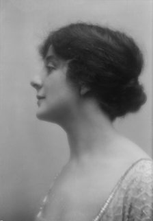Kuhn, T., Mrs., portrait photograph, 1912 or 1913. Creator: Arnold Genthe.
