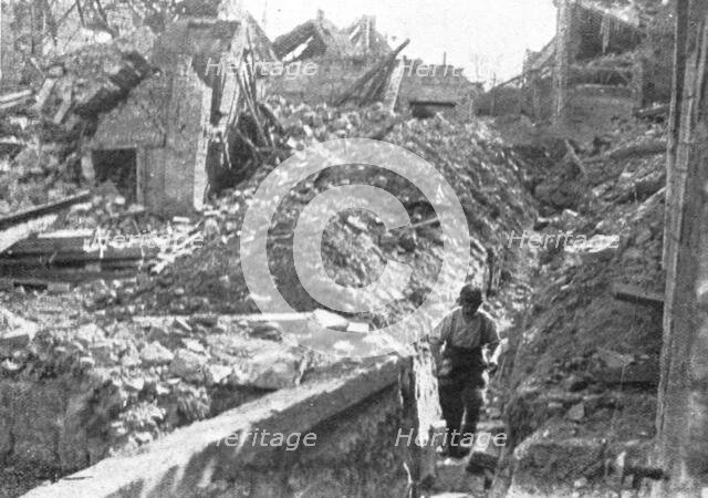 'Dans Neuville-Saint-Vaast; Nous avions penetre, le 9 mai, dans Neuville', 1915. Creator: Unknown.